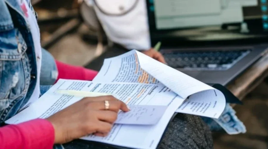 Menyelami Dunia Penelitian Akademis Memahami Skripsi dan Tesis