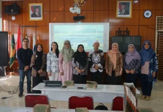 UPER Ajak Siswa SMA Depok Berpikir Kritis Soal Transisi Energi Lewat Proyek Infografis