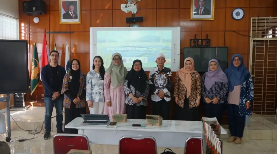 UPER Ajak Siswa SMA Depok Berpikir Kritis Soal Transisi Energi Lewat Proyek Infografis
