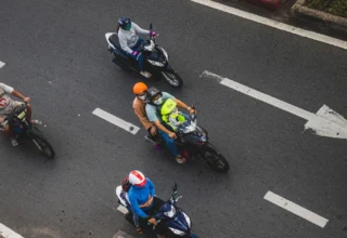 Cara Memilih Helm yang Aman Sesuai Standar Keselamatan Terbaru