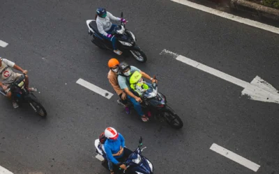 Mengukur helm yang aman dan pas di kepala untuk keselamatan berkendara sepeda motor