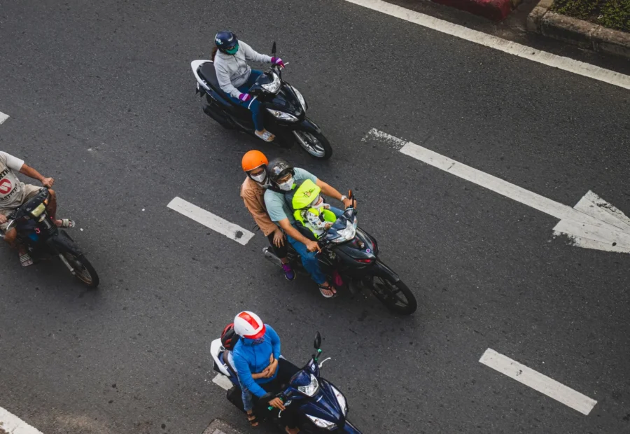 Mengukur helm yang aman dan pas di kepala untuk keselamatan berkendara sepeda motor