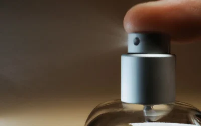 Langkah cara memilih parfum tahan lama dengan menyemprotkannya langsung pada pergelangan tangan