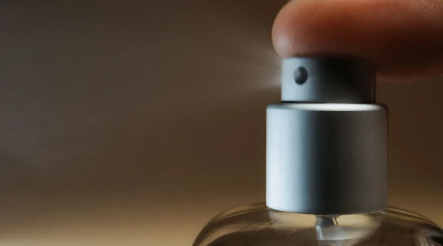 Langkah cara memilih parfum tahan lama dengan menyemprotkannya langsung pada pergelangan tangan