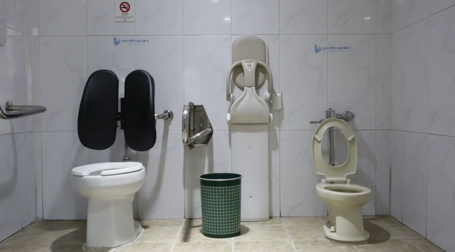 Anak balita sedang belajar toilet training menggunakan potty chair dengan ceria