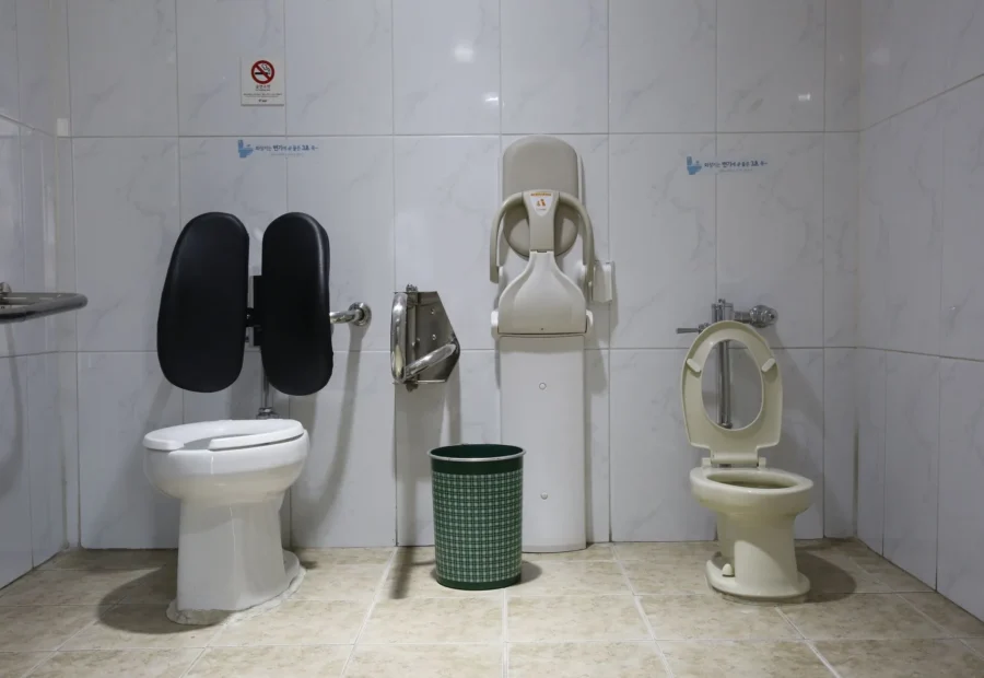 Anak balita sedang belajar toilet training menggunakan potty chair dengan ceria