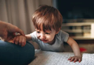 Cara Mengatasi Anak Cengeng dengan Pendekatan Psikologi Positif