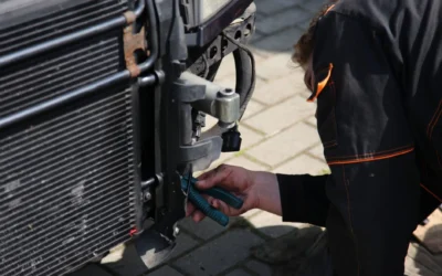 Ilustrasi cara mengatasi mobil overheat yang mengeluarkan uap panas dari kap mesin saat berhenti di tepi jalan