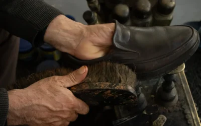 Proses merawat sepatu kulit menggunakan sikat bulu kuda khusus untuk membersihkan debu