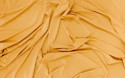 Tumpukan gulungan bahan kain berkualitas tinggi berbagai warna untuk industri fashion