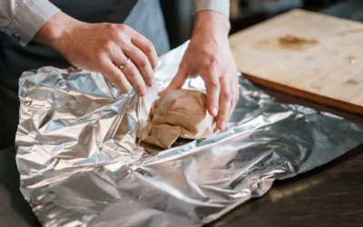 Pelaku usaha sedang menyiapkan kemasan makanan yang menarik untuk memulai bisnis kuliner sukses