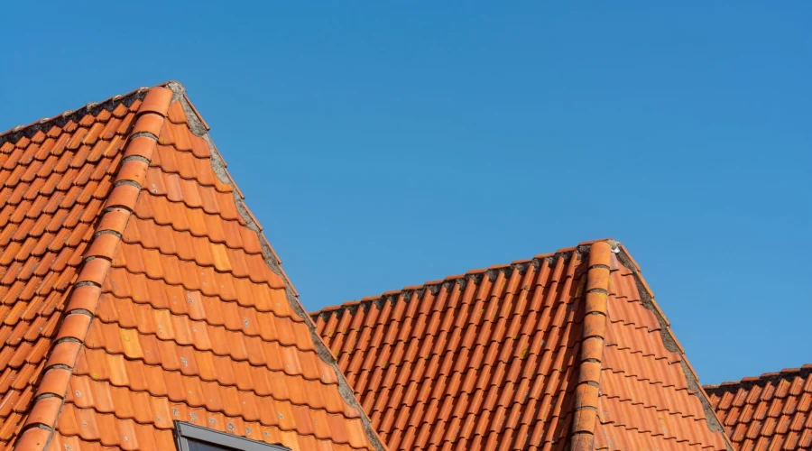 Pilihan material atap rumah yang tepat untuk melindungi hunian modern dari panas dan hujan
