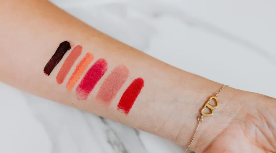 Berbagai pilihan shade produk kosmetik untuk cara memilih lipstik sesuai warna kulit