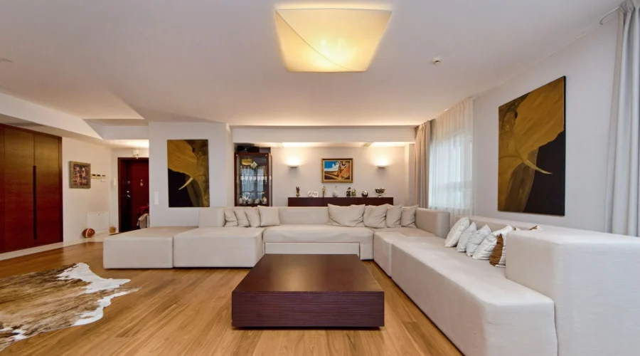 Inspirasi cara menata rumah agar terlihat luas dengan pilihan warna terang dan furnitur berkaki ramping