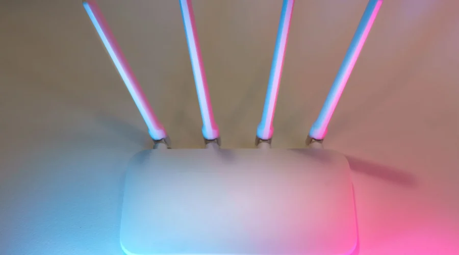 Cara mengatasi wifi lemot dengan mengatur antena router di ruangan