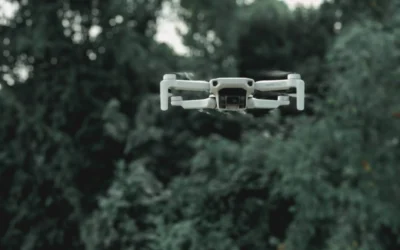 Drone pemula dengan fitur stabilizer kamera terbang stabil di area terbuka hijau