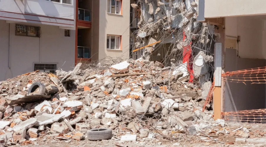 Konstruksi kerangka bangunan rumah tahan gempa menggunakan besi tulangan kokoh