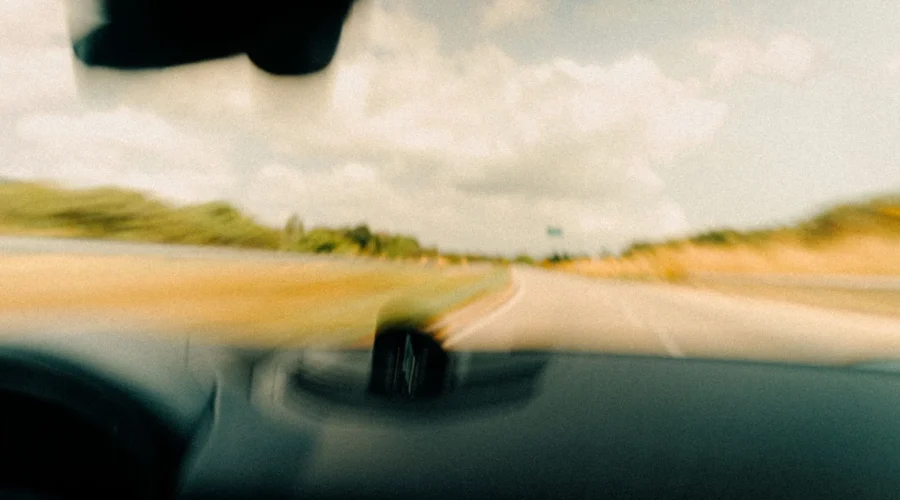 Tips berkendara jarak jauh dengan mobil menyusuri jalan tol yang panjang dan lancar di kala senja