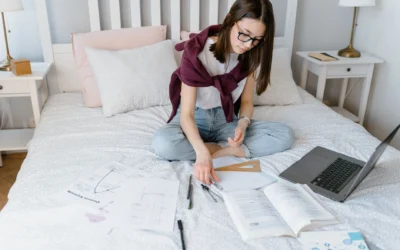 Ilustrasi tips hidup mandiri di kamar kosan yang rapi dan nyaman untuk anak muda