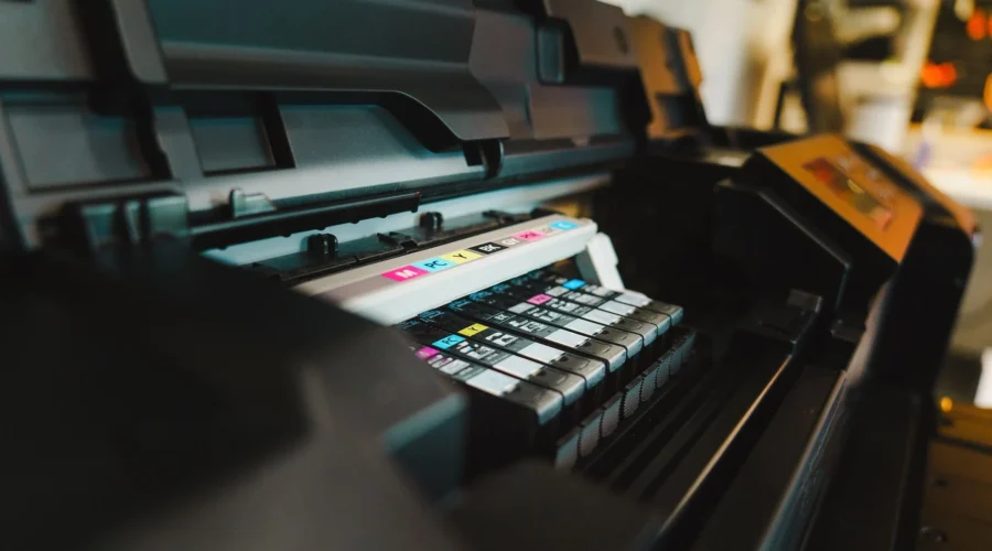 Ilustrasi printer rumahan modern diletakkan di atas meja kerja yang rapi