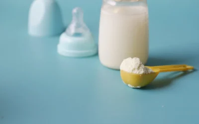 Ibu sedang menyiapkan botol berisi susu formula bayi yang sehat dan berkualitas