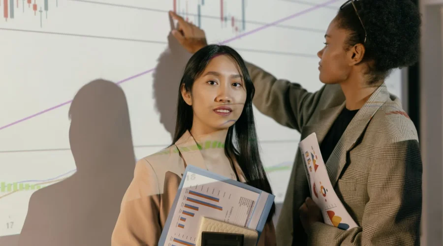 Ilustrasi tips mengembangkan bisnis lewat kolaborasi tim untuk mencapai kesuksesan finansial