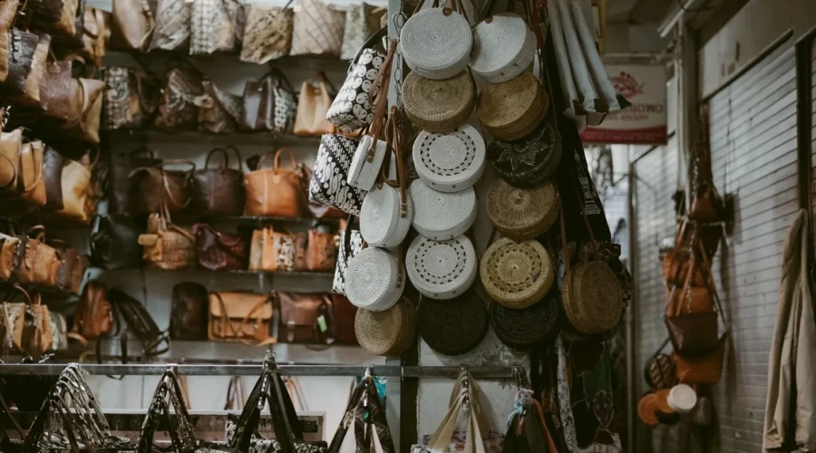 Berbagai kemasan oleh-oleh khas daerah di pasar tradisional Yogyakarta