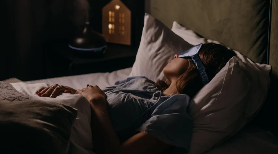 Ilustrasi cara mengatasi gangguan tidur dengan memadamkan lampu kamar dan merapikan tempat tidur