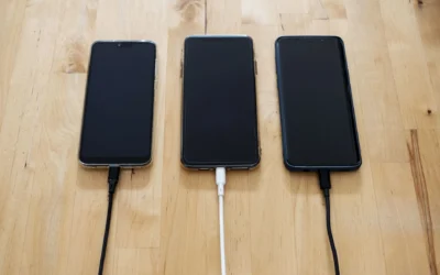 Tangan memegang smartphone yang terasa panas saat sedang digunakan bermain game