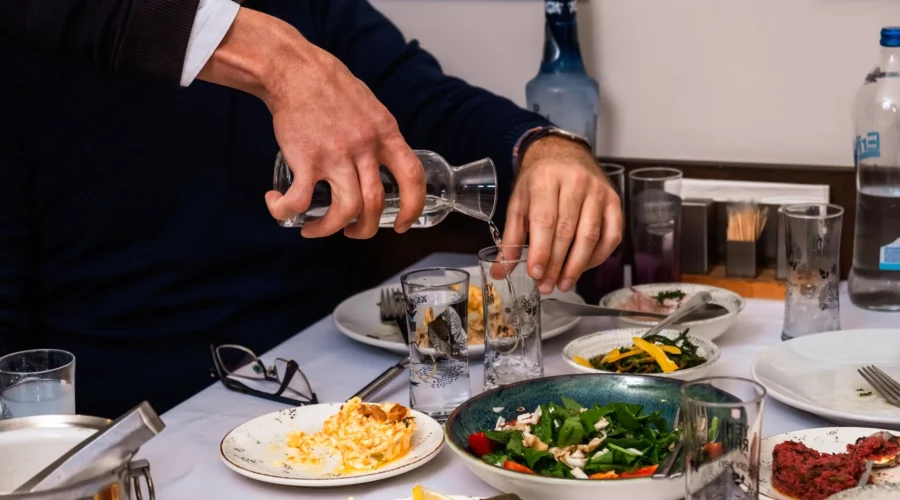 Sepiring makanan bergizi seimbang dengan porsi sayur dan protein untuk mendukung cara menjaga berat badan ideal