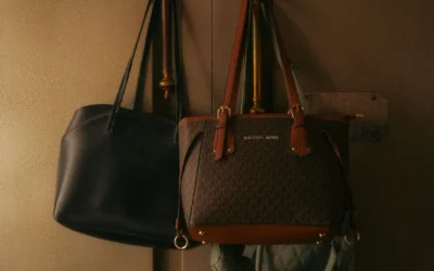 Seseorang sedang membersihkan tas kulit branded dengan kain mikrofiber lembut di rumah