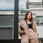 Inspirasi Outfit Kerja Kantoran Rapi dan Fungsional