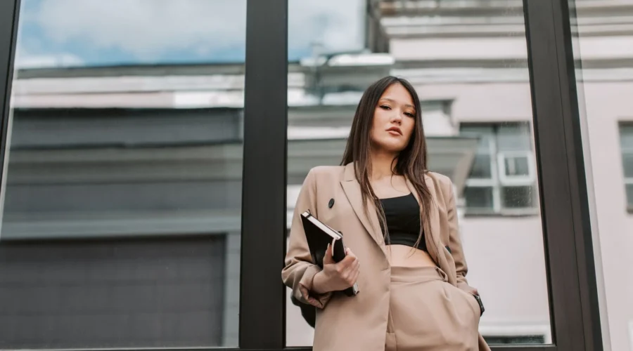 Inspirasi outfit kerja kantoran gaya smart casual dengan kemeja dan celana chino yang rapi