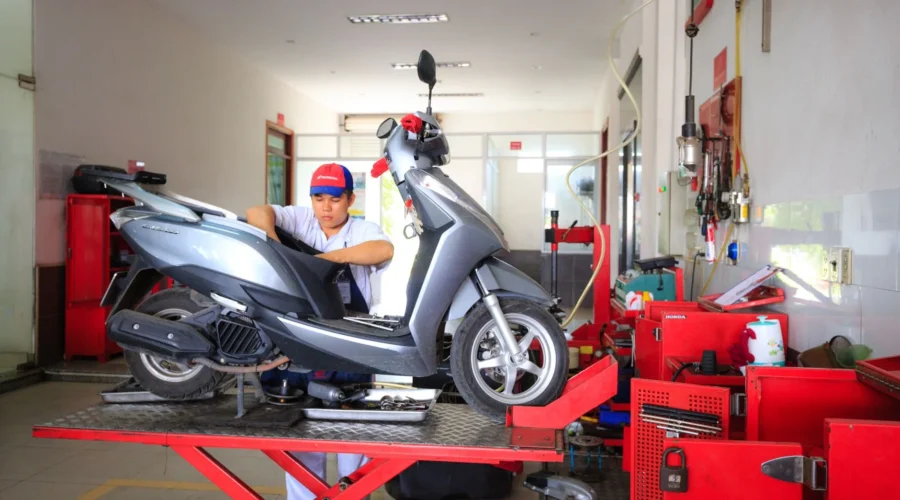 Cara mengatasi motor susah starter dengan mengecek kondisi aki dan komponen kelistrikan