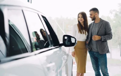 Seseorang sedang meninjau unit kendaraan saat mempraktikkan tips membeli mobil baru di diler resmi