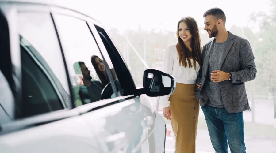 Seseorang sedang meninjau unit kendaraan saat mempraktikkan tips membeli mobil baru di diler resmi