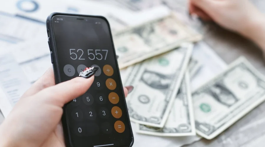 Tampilan smartphone yang menampilkan aplikasi keuangan untuk pencatatan pos anggaran harian