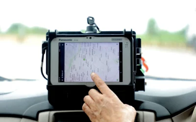 Memeriksa perangkat GPS untuk kendaraan sebelum dipasang di balik dasbor