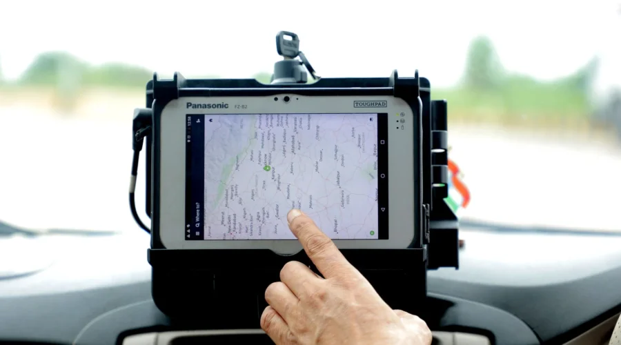 Memeriksa perangkat GPS untuk kendaraan sebelum dipasang di balik dasbor