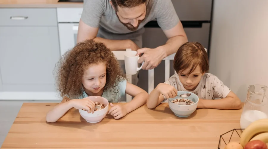 Ibu dan anak tersenyum bersama saat memasak di dapur untuk menjaga bonding dengan anak