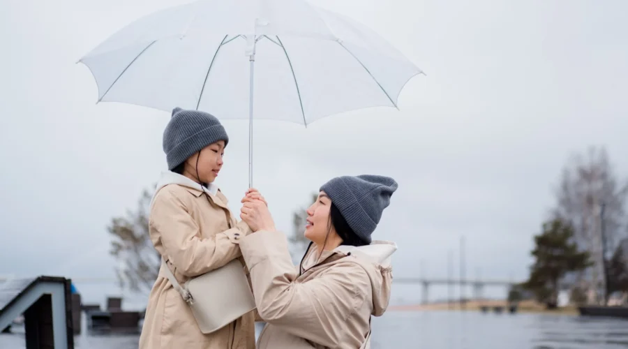 Inspirasi tren fashion musim hujan yang fungsional dan tetap stylish untuk aktivitas harian